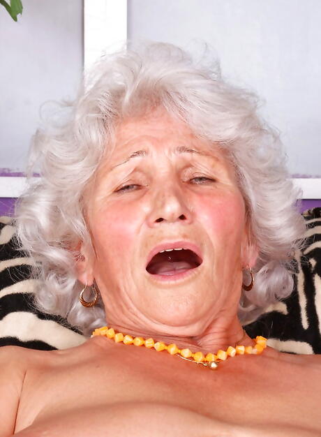 Sexy blonde grandma Betty in sexy lingery shows big titties and jerks off 